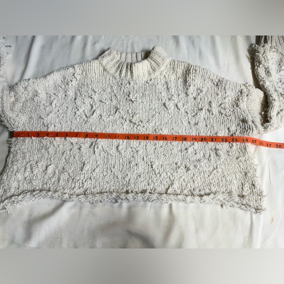 URBAN OUTFITTERS Ivory MILO Chenille distressed crop Sweater size M/L - Picture 13 of 14